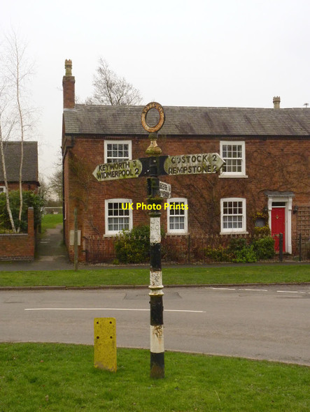Photo 6"x4" Fingerpost at the foot of Main Street, Wysall Wysall c2014
