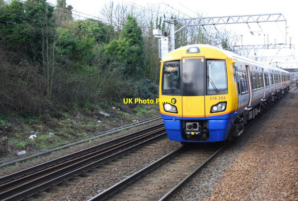 Photo 6"x4" Passenger train east of Willesden Junction Station Willesden c2014