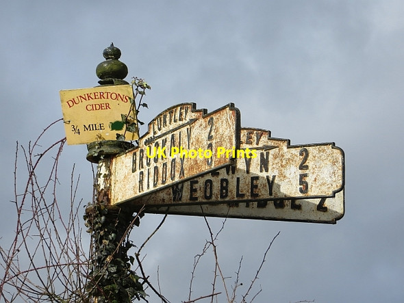 Photo 6"x4" Signpost, Luntley Bearwood\/SO3856 c2014
