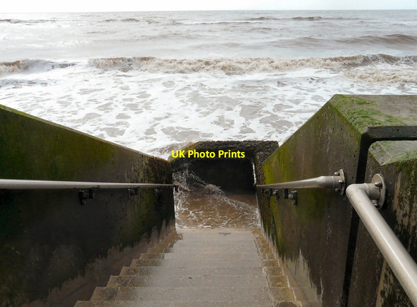 Photo 6"x4" Sea climbing the steps South Shore c2013