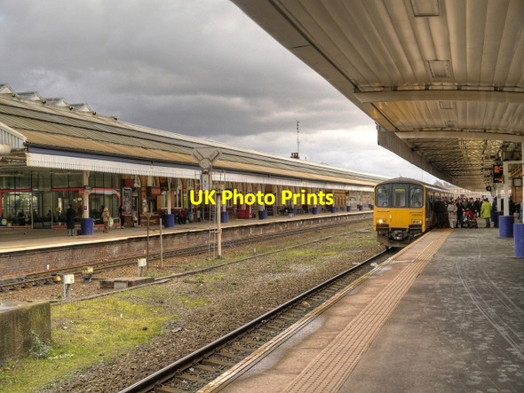 Photo 6"x4" Train at Trinity Street Station Bolton\/SD7108 c2014