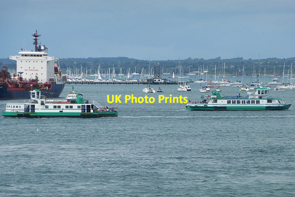 Photo 6"x4" Gosport ferries Newtown\/SZ6199 c2014