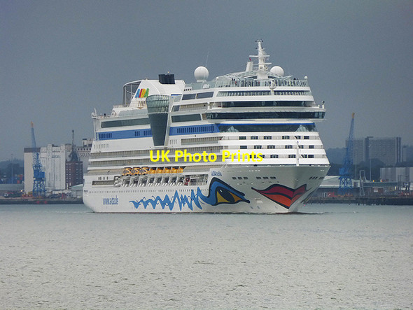 Photo 6"x4" Cruise liner in Southampton Water Hythe\/SU4207 c2014