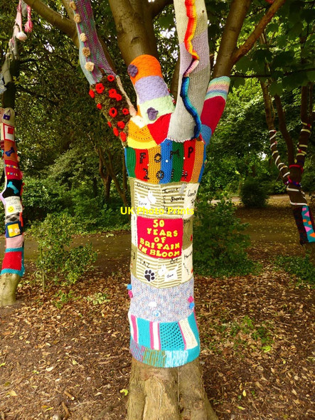 Photo 6"x4" Yarn Bombing, Moorside Park Crosby\/SJ3198 c2014