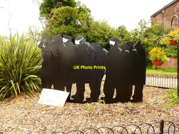 Photo 6"x4" Sculpture commemorating WW1 centenary Crosby\/SJ3198 c2014