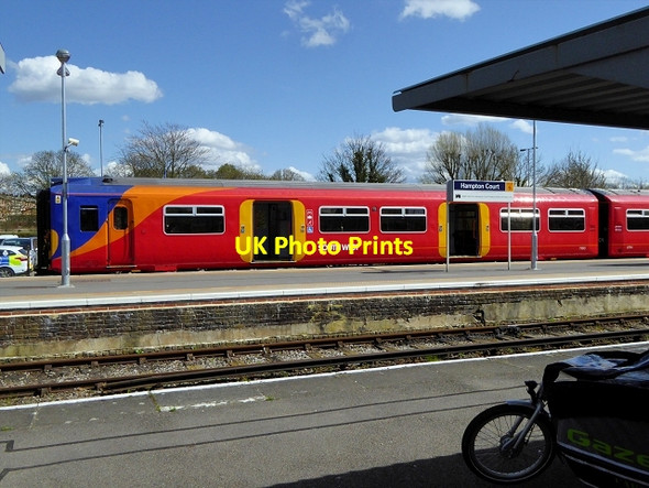 Photo 6"x4" Hampton Court Station Surbiton c2015