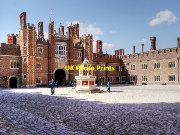 Photo 6"x4" Hampton Court Palace, Base Court and Great Gatehouse Surbiton c2015