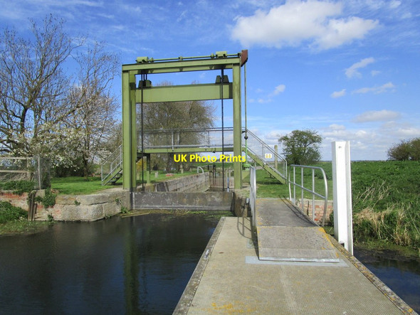 Photo 6"x4" Guillotine top gate at Bottom Lock Reed Point\/TF2051 c2015