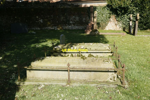 Photo 6"x4" Couple of Tombs Easton\/SU5132 c2015