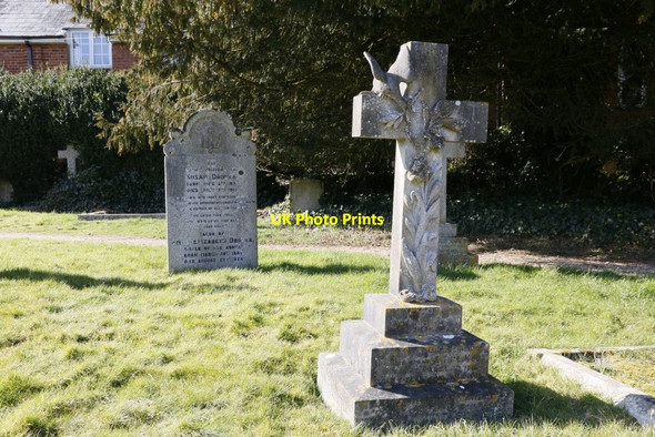 Photo 6"x4" Cross & headstone Avington\/SU5332 c2015
