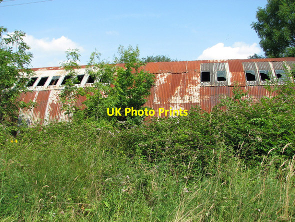 Photo 6"x4" A very long Nissen hut Beeston\/TF9015 c2014