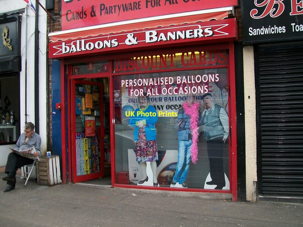 Photo 6"x4" Mrs Agnes Brown, Rory and Grandad on the Shankill Belfast c2014