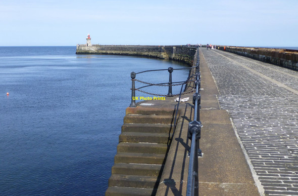 Photo 6"x4" Lighthouse on the end of the South Pier South Shields c2014