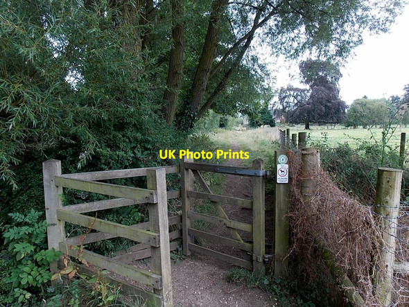 Photo 6"x4" Wooden gate across the Gustav Holst Way in Bourton-on-the-Water Bourton-on-the-Water c2014