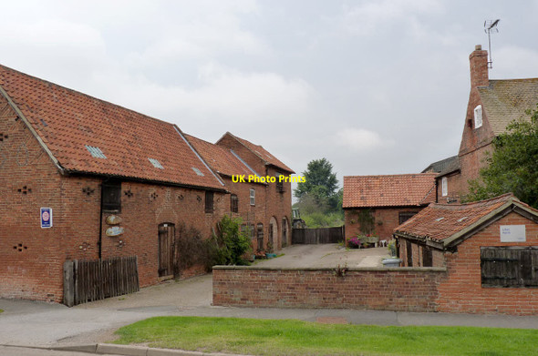 Photo 6"x4" Lilac Farm farmyard, High Street, Laxton Laxton\/SK7267 c2014