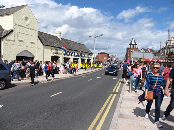 Photo 6"x4" Crowded Main Street at Newcastle Newcastle\/J3732 c2014