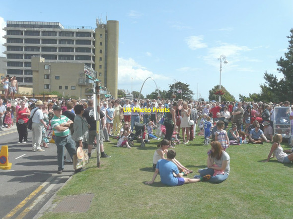 Photo 6"x4" People on The Leas Folkestone c2014