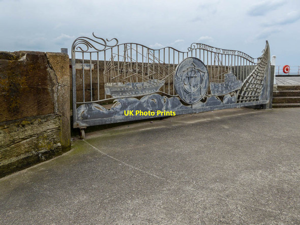 Photo 6"x4" Stormgate Memorial to Whitby Seamen on the West Pier, Whitby Whitby\/NZ8910 c2014