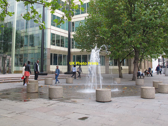 Photo 6"x4" Fountain by London Bridge Pier London c2014