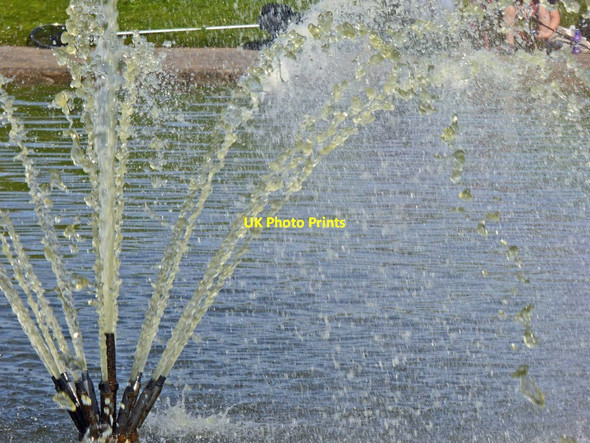 Photo 6"x4" Fountain in the model boating lake Cleethorpes Cleethorpes c2014