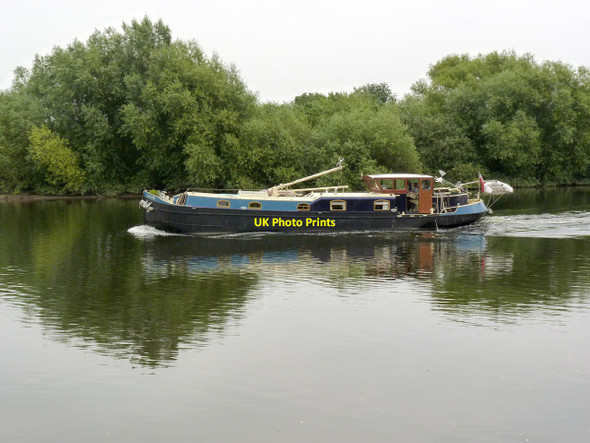Photo 6"x4" Barging down the River Trent Church Laneham c2014