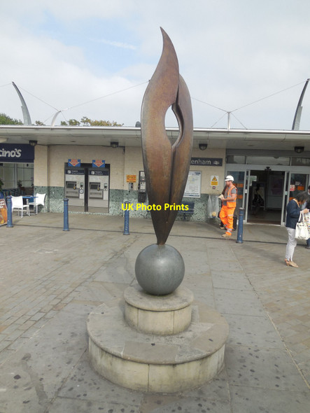 Photo 6"x4" Sculpture outside Twickenham Station Twickenham c2014