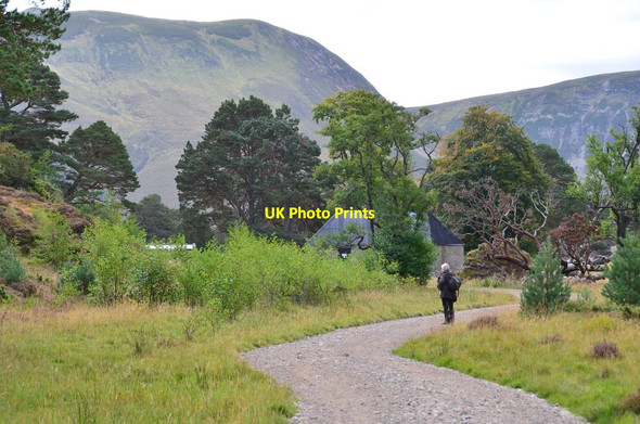 Photo 6"x4" Approaching Ruigh-aiteachain bothy Carnachuin c2014