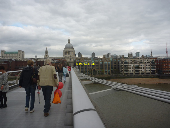 Photo 6"x4" London Cityscape : Two Red Balloons London c2014