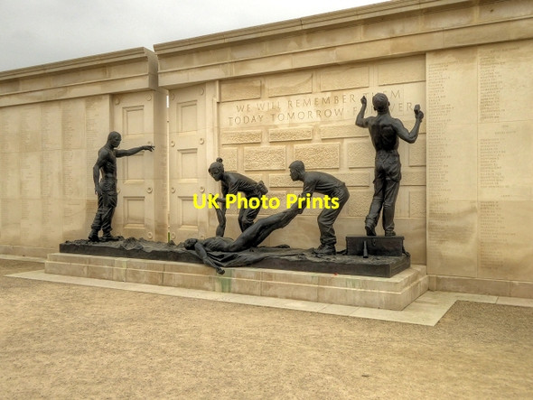 Photo 6"x4" Gates Sculpture, The Armed Forces Memorial Croxall c2014