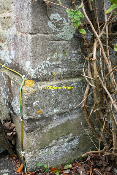 Photo 6"x4" Benchmark on 'Ladder Cottage' Woodstock\/SP4416 c2014