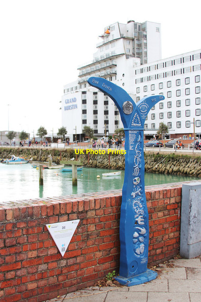 Photo 6"x4" National Cycle Network Milepost, Route 2 Folkestone c2014