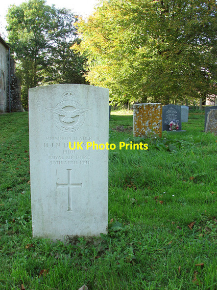 Photo 6"x4" WW2 grave in St Andrew's churchyard Little Massingham c2014