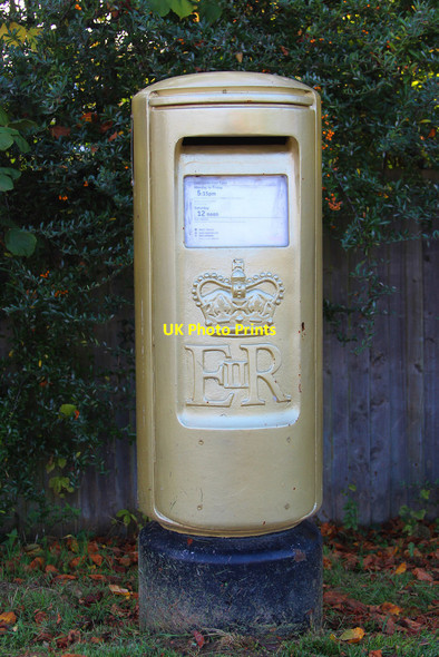 Photo 6"x4" Stoke Mandeville gold postbox Aylesbury c2014