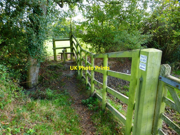 Photo 6"x4" Footpath from Heywood's Farm heads for stile Stratfield Turgis c2014