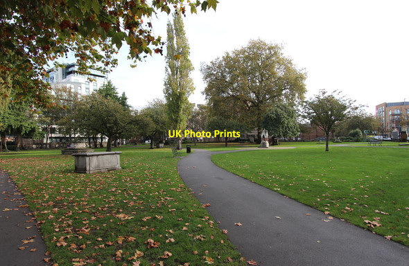 Photo 6"x4" St Mary Magdalen, Bermondsey - Churchyard London c2014