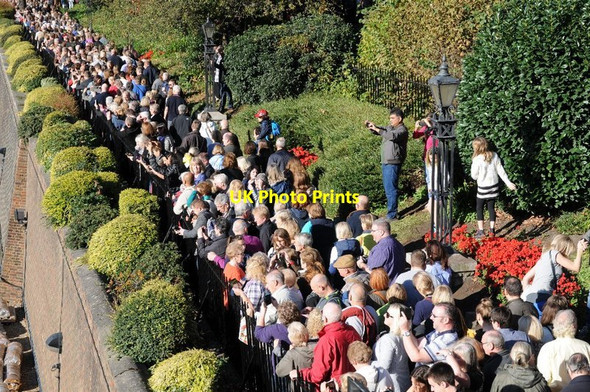 Photo 6"x4" People viewing the poppies at the Tower of London London c2014