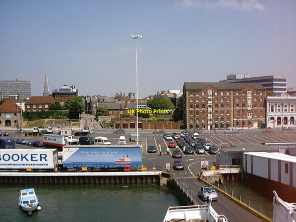 Photo 6"x4" Cowes Ferry terminal Ocean Village c2001