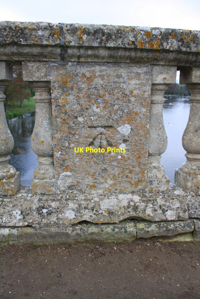 Photo 6"x4" Benchmark on Bladon Bridge Woodstock\/SP4416 c2014