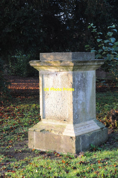 Photo 6"x4" Empty plinth, Croome Park Dunstall Common c2014