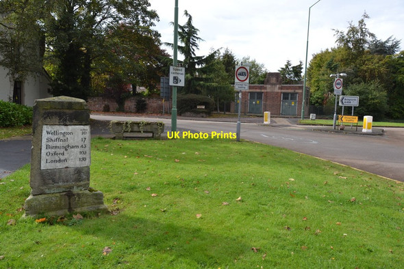 Photo 6"x4" Old Milestone Shrewsbury c2014 P1