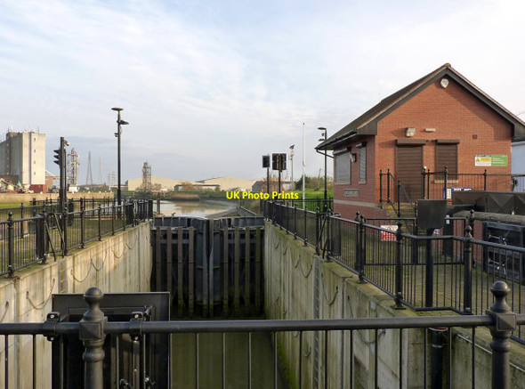 Photo 6"x4" Black Sluice Lock Boston c2014