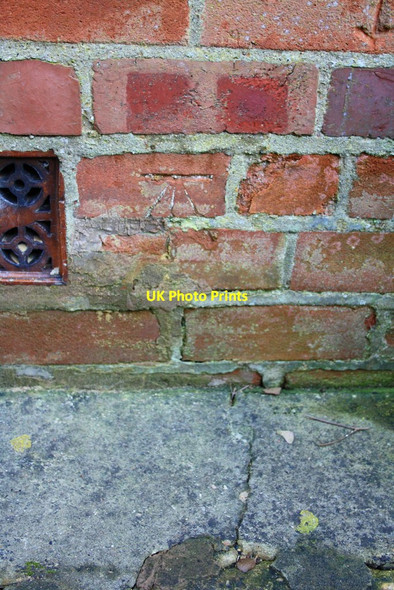 Photo 6"x4" Benchmark on #67 The Leys Chipping Norton c2014