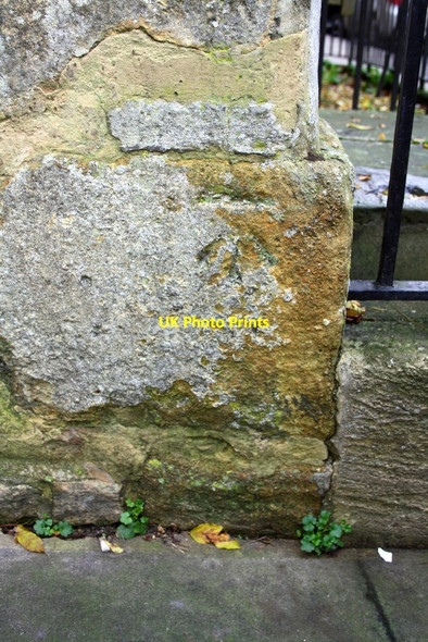 Photo 6"x4" Benchmark on #12 West Street Chipping Norton c2014