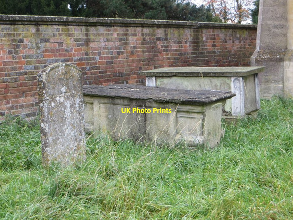 Photo 6"x4" Tombs by the wall Wallingford c2014