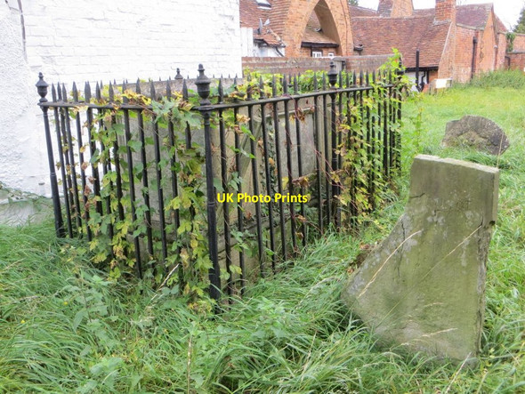 Photo 6"x4" Tomb with Railings Wallingford c2014