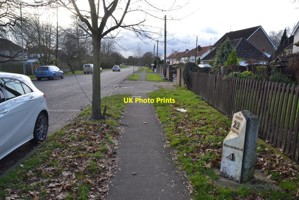 Photo 6"x4" Old Cast Iron Milepost Heybridge\/TQ6398 c2014