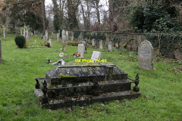 Photo 6"x4" West End of the Churchyard New Headington c2014