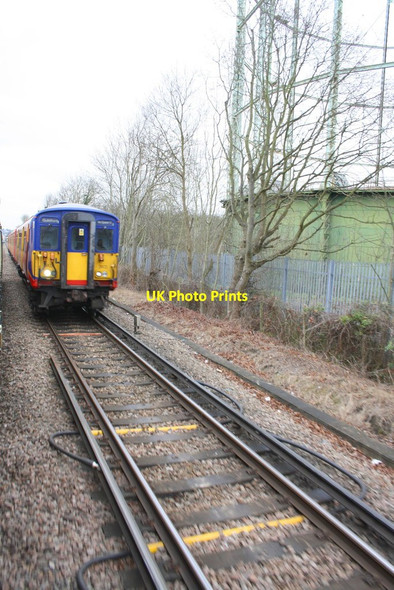 Photo 6"x4" Train passing Motspur Park gas holder on way to Guildford New Malden c2015