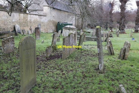 Photo 6"x4" Churchyard at the West End Burford\/SP2512 c2015