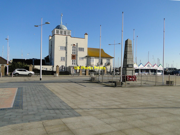 Photo 6"x4" Lowestoft Yacht Club headquarters and War Memorial Lowestoft c2015